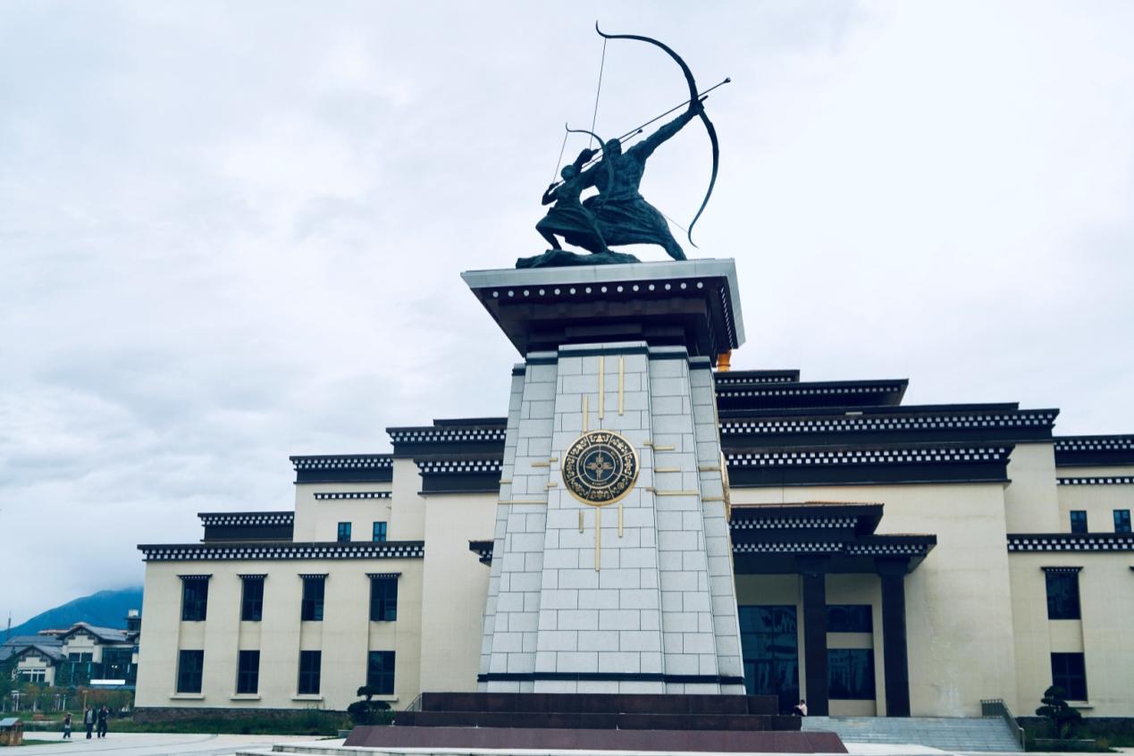 工布公園里的城市地標(biāo)雕塑——畢秀之子。人民網(wǎng)記者 益西康珠攝