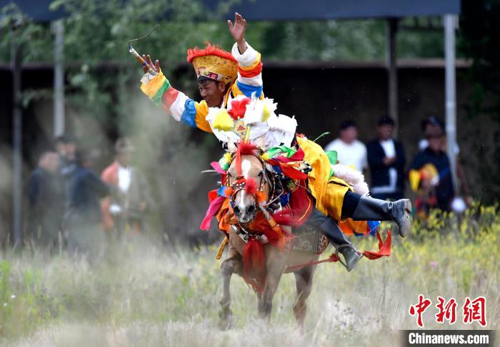 西藏拉薩：賽馬慶?！巴?jié)”