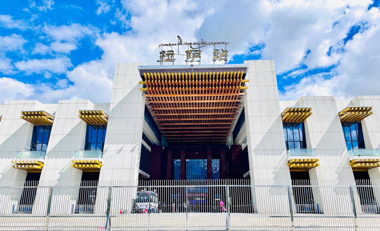 拉薩火車站。人民網(wǎng)記者 益西康珠攝