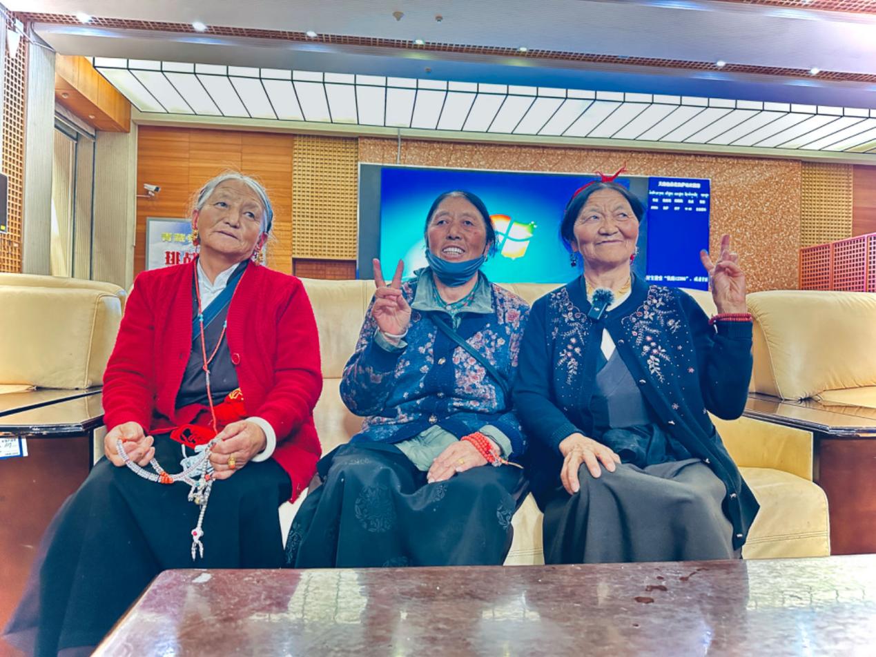 來自四川甘孜的三位阿媽在拉薩火車站等候前往青海西寧的列車。人民網(wǎng)記者 益西康珠攝