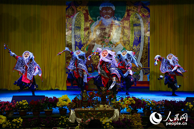 扎西曲登社區(qū)藏戲表演。人民網(wǎng)記者 次仁羅布攝
