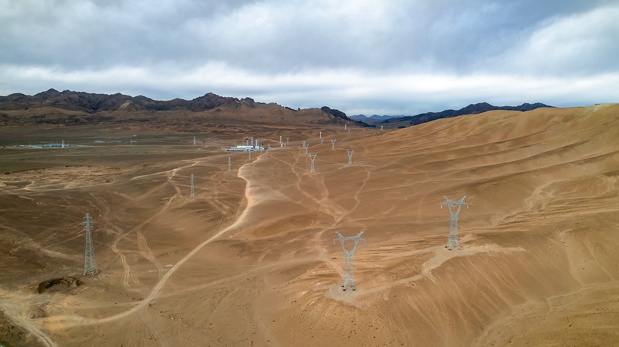 阿里地區(qū)首套電網(wǎng)側(cè)帶超容構(gòu)網(wǎng)型SVG工程全景。趙清鵬攝