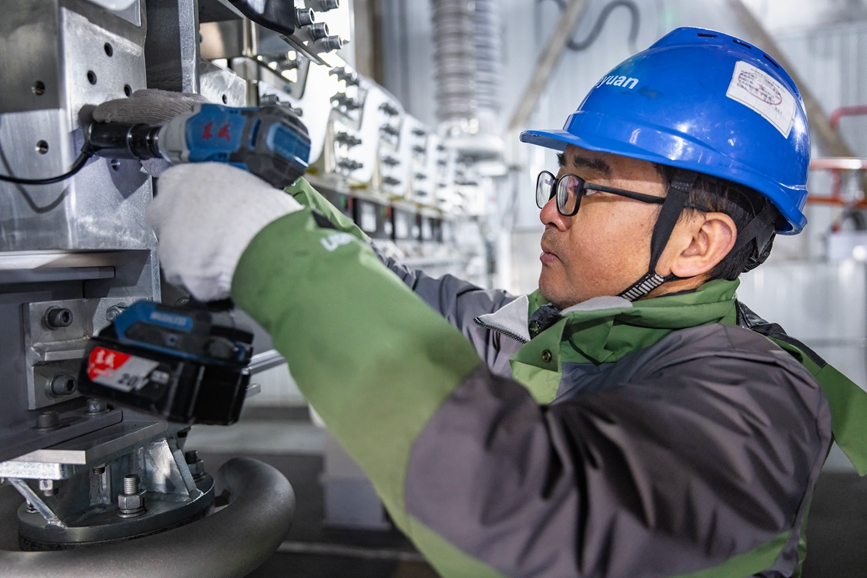 阿里地區(qū)首套電網(wǎng)側(cè)帶超容構(gòu)網(wǎng)型SVG工程現(xiàn)場工作人員正在進行投運前螺栓緊固工作。趙清鵬攝