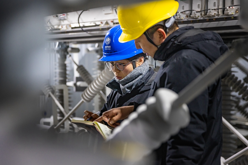 阿里地區(qū)首套電網(wǎng)側(cè)帶超容構(gòu)網(wǎng)型SVG工程現(xiàn)場工作人員正在進行投運前設(shè)備位置檢查。趙清鵬攝