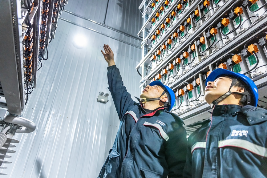 阿里地區(qū)首套電網(wǎng)側(cè)帶超容構(gòu)網(wǎng)型SVG工程現(xiàn)場工作人員正在進行投運前設(shè)備狀態(tài)檢查。趙清鵬攝