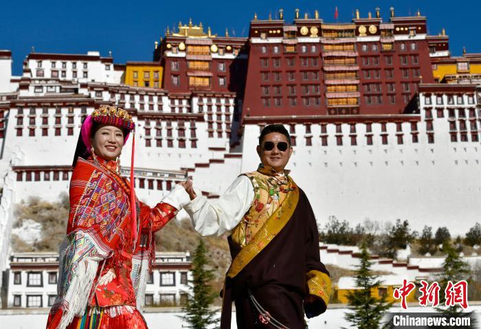 冬游西藏新風(fēng)尚：藏裝拍照、寄明信片成熱門