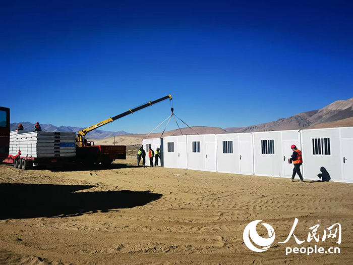 1月9日，在日喀則市定日縣長(zhǎng)所鄉(xiāng)森嘎村安置點(diǎn)，工作人員抓緊搭建移動(dòng)板房，確保受災(zāi)群眾溫暖過(guò)冬。人民網(wǎng)記者 吳雨仁攝