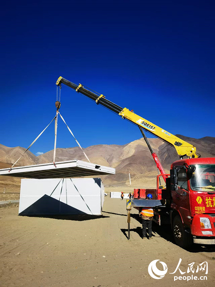 1月9日，日喀則市定日縣長(zhǎng)所鄉(xiāng)森嘎村安置點(diǎn)正在吊裝板房。人民網(wǎng)記者 吳雨仁攝