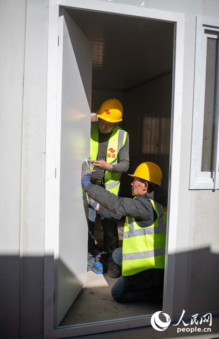 1月9日，在日喀則市定日縣長(zhǎng)所鄉(xiāng)古榮村安置點(diǎn)，施工人員正在抓緊搭建移動(dòng)板房，確保受災(zāi)群眾溫暖過(guò)冬。人民網(wǎng)記者 翁奇羽攝