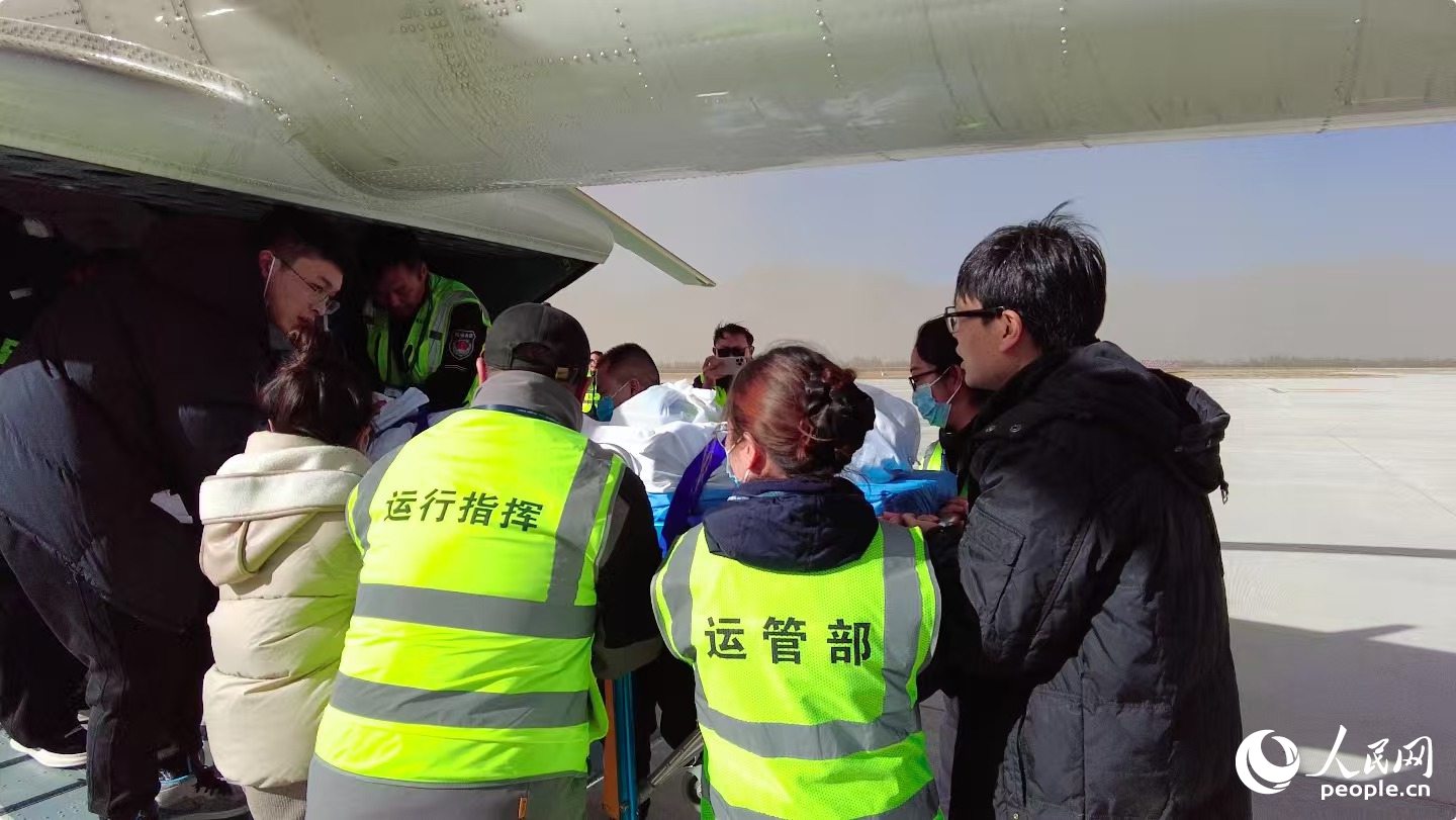 多方工作人員將受傷女童安全轉(zhuǎn)移。周航攝