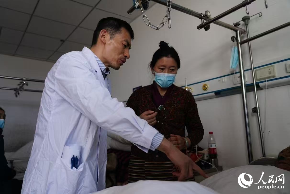 醫(yī)生在巡查。人民日報記者 徐馭堯攝