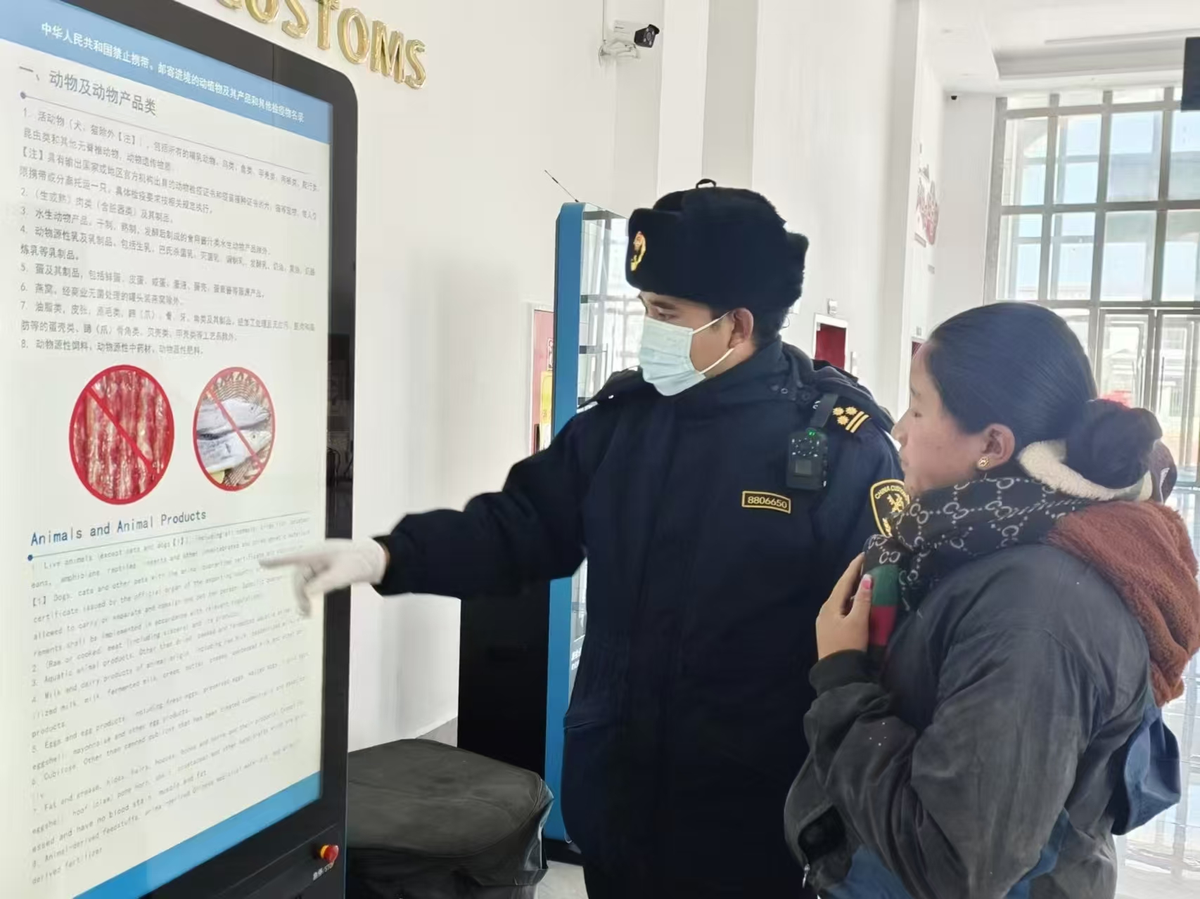 海關(guān)關(guān)員對入境邊民進(jìn)行禁止攜帶、郵寄進(jìn)境動(dòng)植物及其產(chǎn)品解讀。次旺久美攝