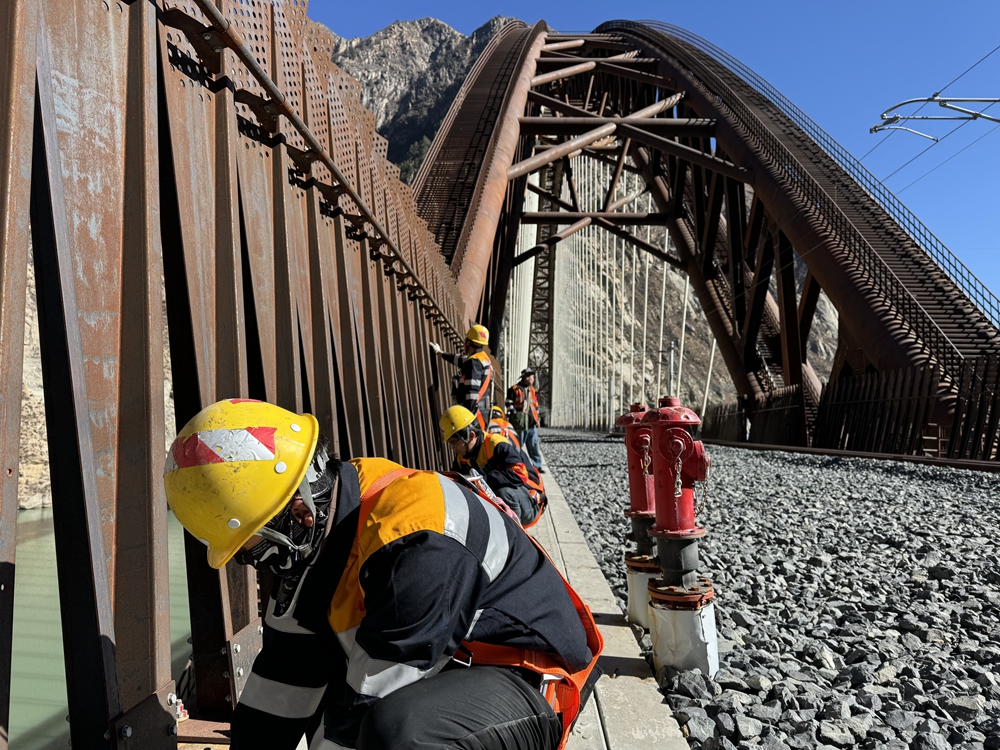 螺栓檢查。馬生明攝