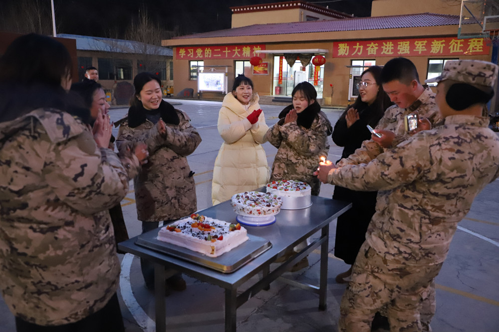 支隊為來隊家屬過集體生日?；粢綌z