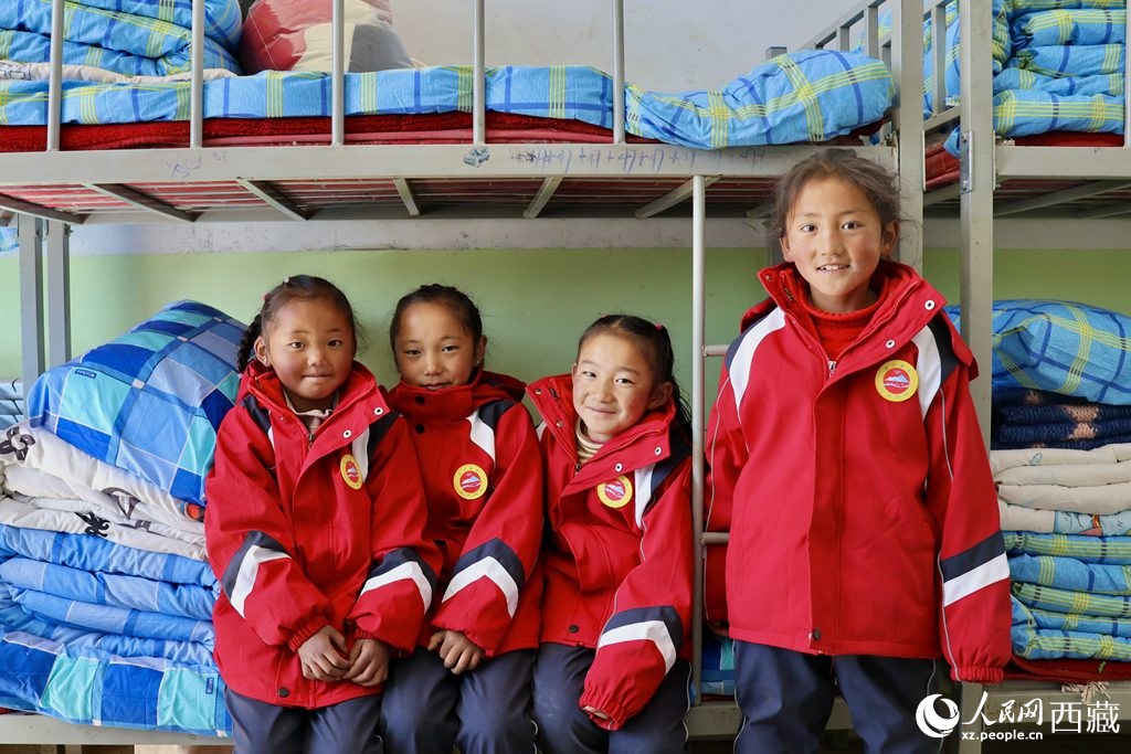 學(xué)生在定日縣第二小學(xué)分流安置點(diǎn)宿舍。人民日?qǐng)?bào)記者 鮮敢攝
