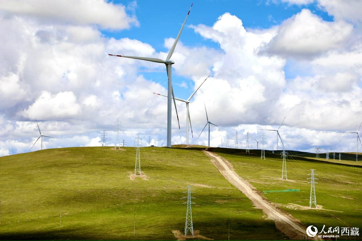西藏那曲市色尼區(qū)的歐瑪亭嘎風(fēng)電場(chǎng)。
