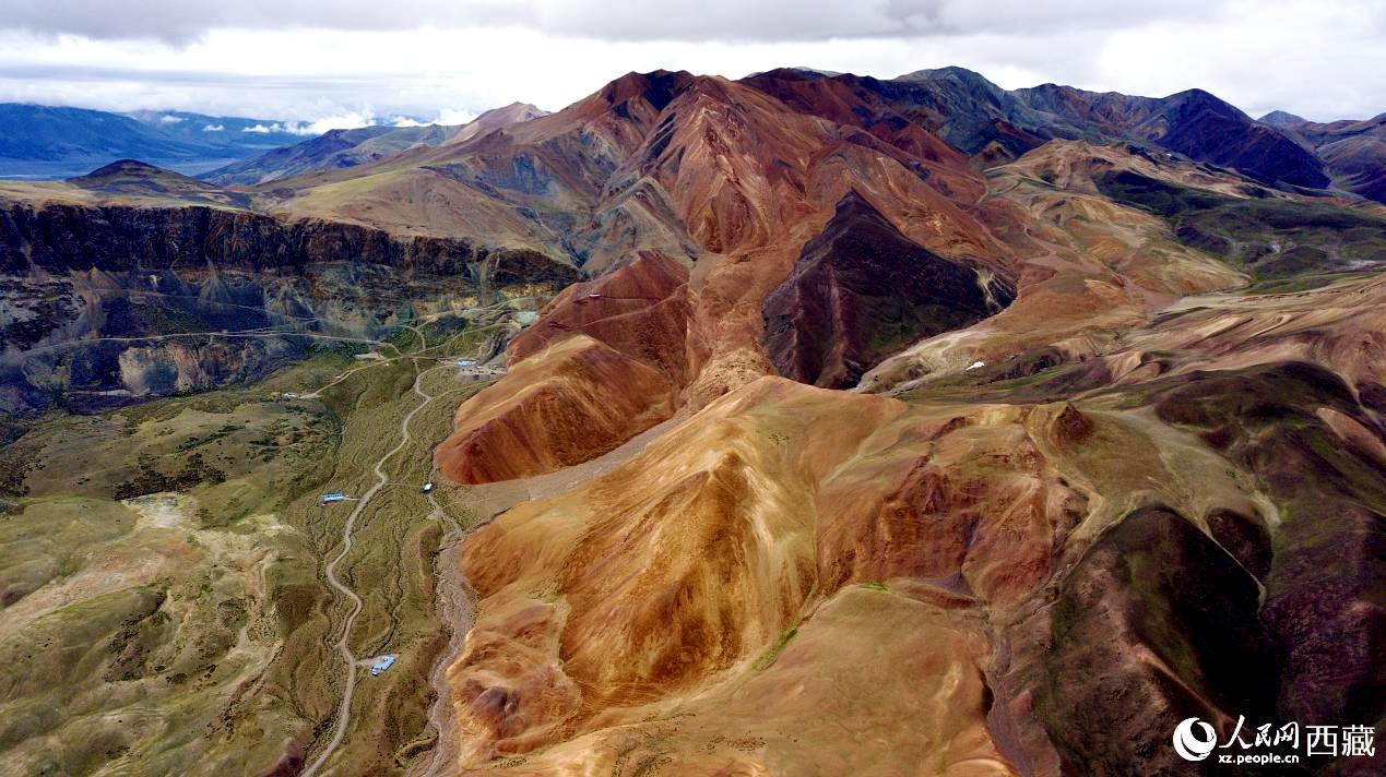 西藏阿里地區(qū)札達(dá)縣境內(nèi)的山丘，因大地礦石的緣故而變得色彩豐富，當(dāng)?shù)厝朔Q之為“五彩山”。