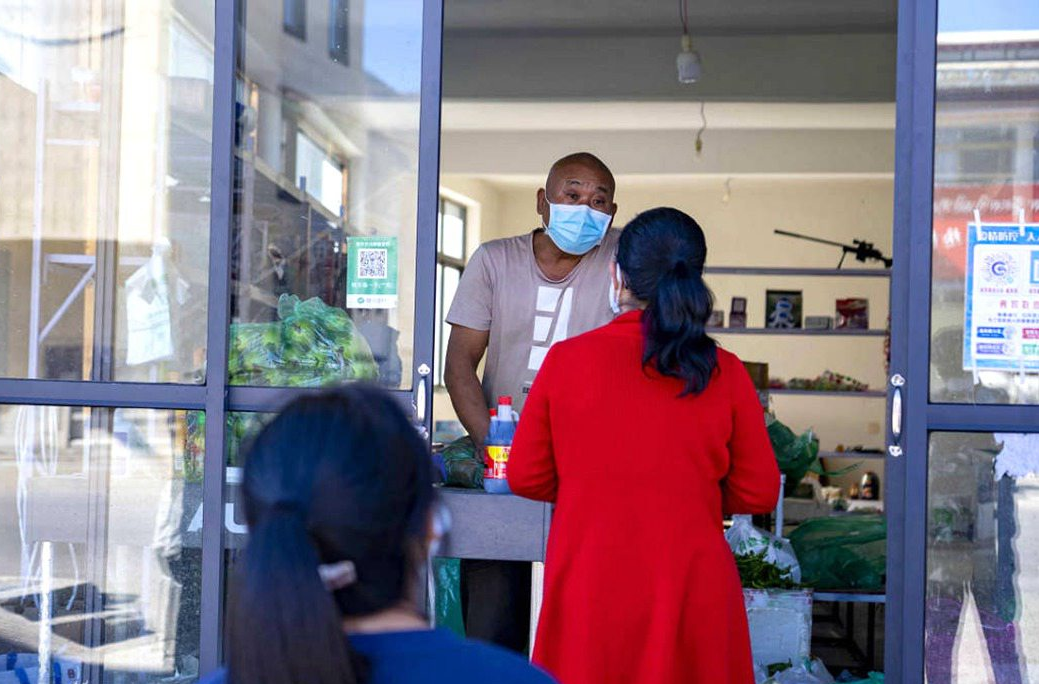 市民們有序排隊(duì)購(gòu)買早餐。人民網(wǎng) 次仁羅布攝