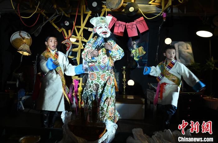 圖為由少兒表演的藏戲在公開場合演出。資料圖 趙朗 攝