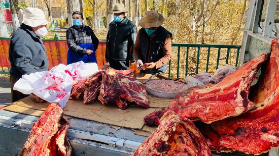 圖為市民正在買牛肉，本報記者 格桑倫珠攝(3737723)-20221201105107(1).jpg